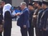 HUT Jatim ke-81, Gubernur Khofifah Menyematkan Lencana Jer Basuki Mawa Beya di Grahadi